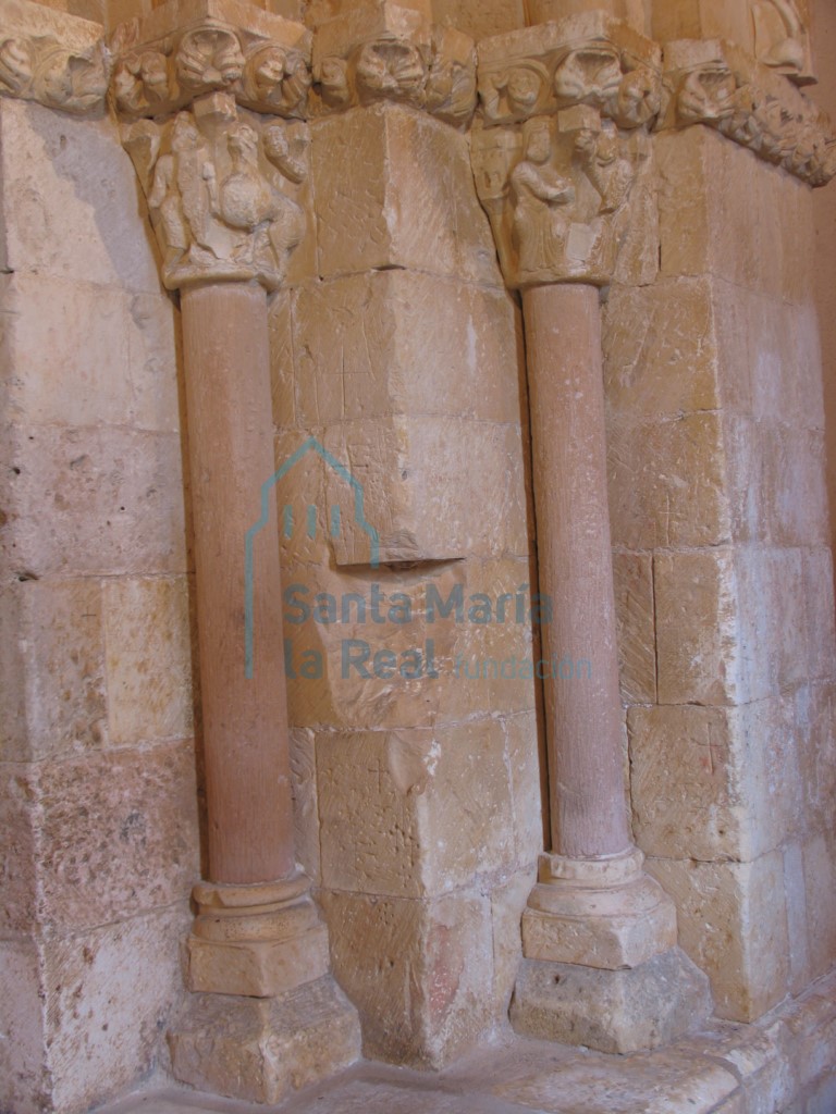 Detalle de las columnas del lado derecho de la portada