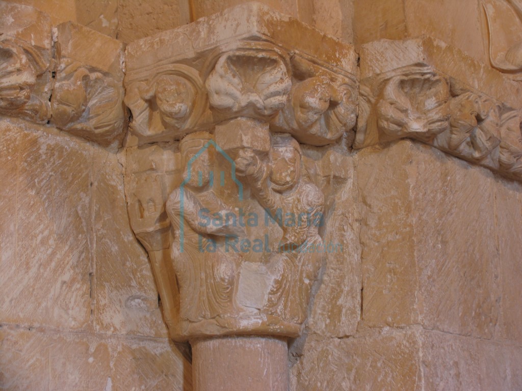 Capitel exterior del lado derecho de la portada meridional, su ornamentación esta relacionada con la matanza de los incocentes. Mujeres matando a sus hijos para que no lo hiciera Herodes