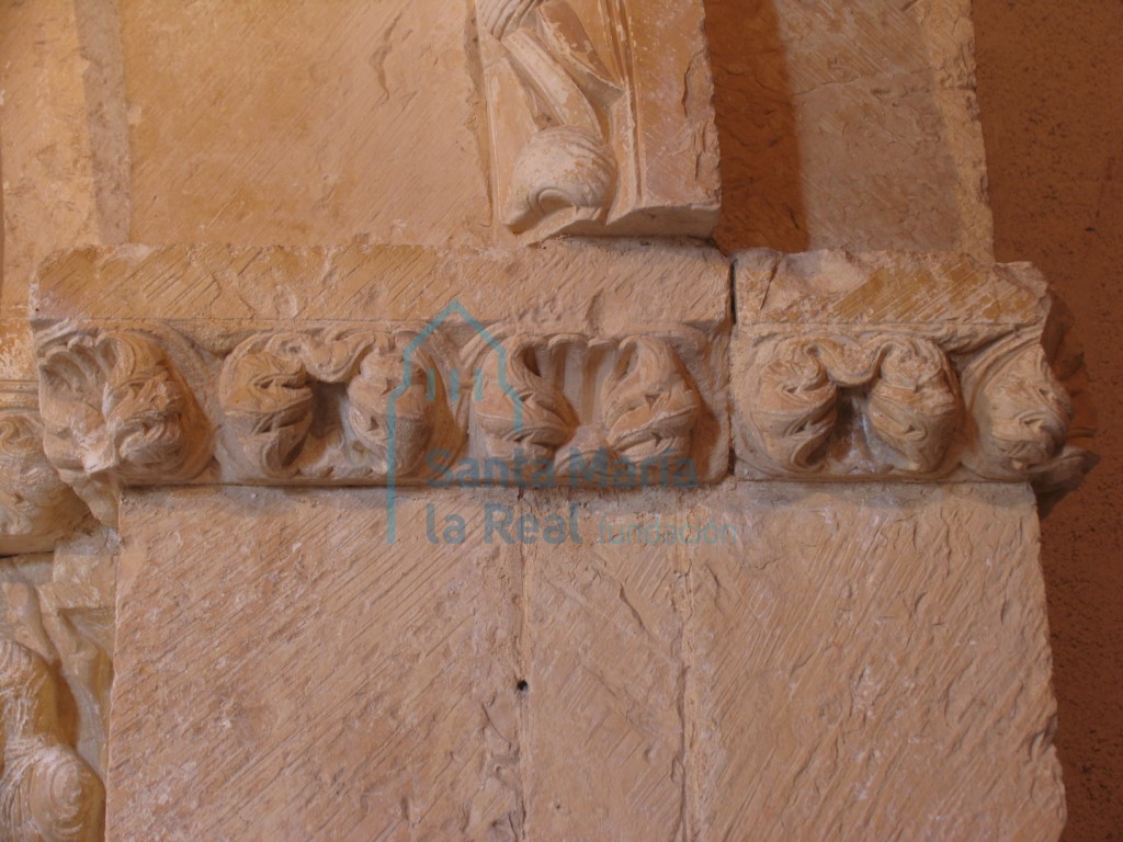 Detalle de la imposta de la portada