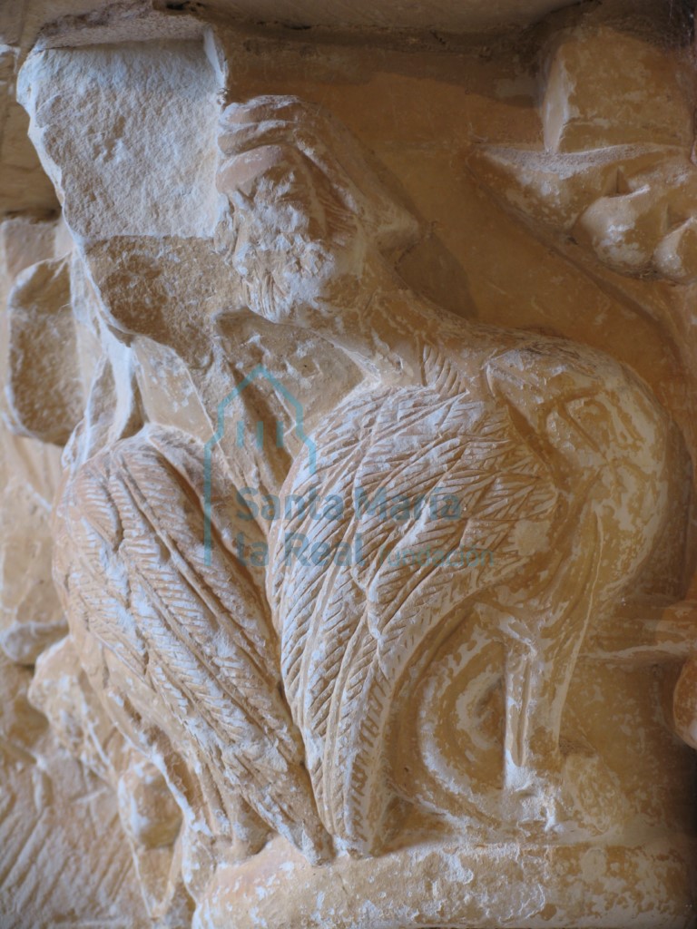 Detalle de una arpía con cabeza masculina en el capitel interior del lado izquierdo de la portada meridional