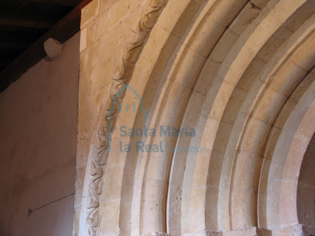 Detalle del guardapolvos y las arquivoltas de la portada meridional