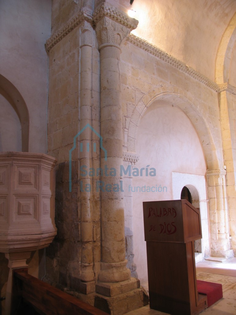 Detalle de la columna acodillada del arco triunfal