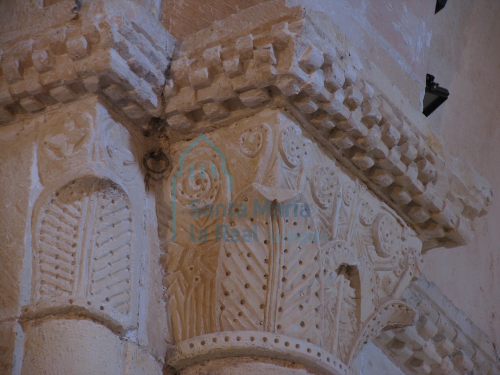 Detalle del capitel del a rco triunfal, y del capitel de la semicolumna adosada a la esquina de la pilastras. Imposta taqueada Detalle del capitel del a rco triunfal, y del capitel de la semicolumna adosada a la esquina de la pilastras. Imposta taqueada