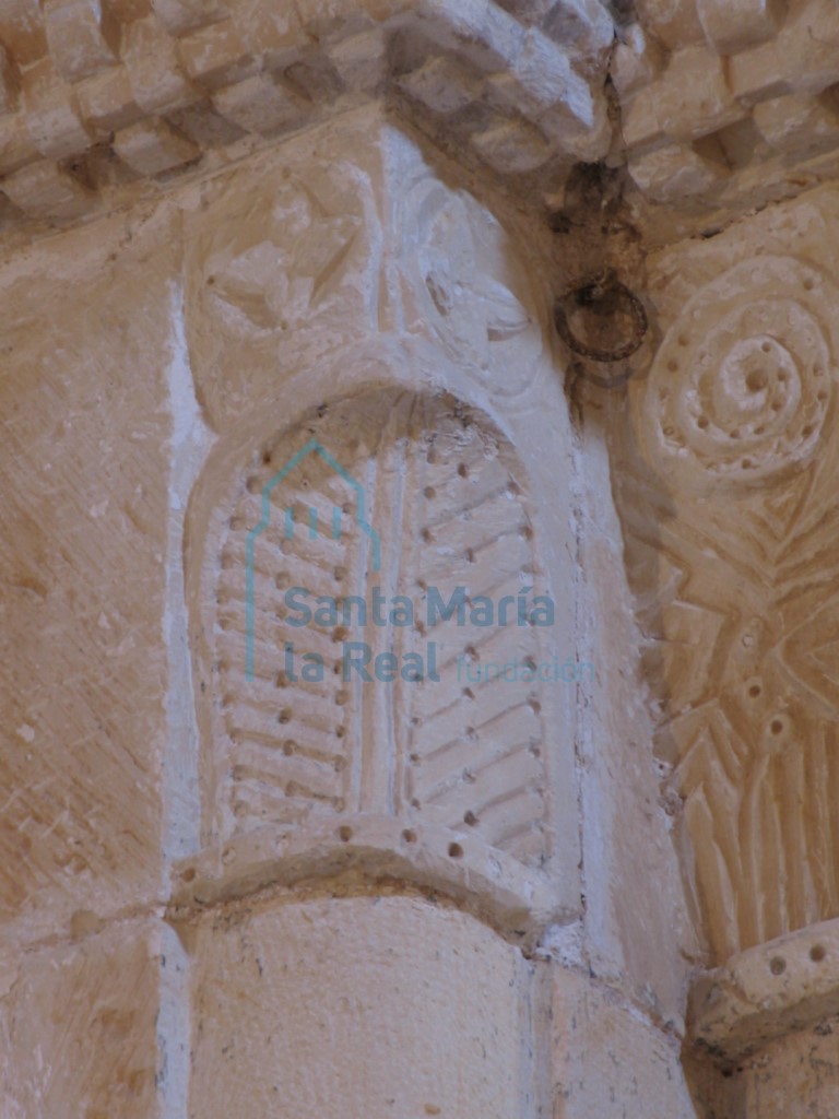 Detalle del capitel de la semicolumna en la jamba del arco triunfal, con cimacio de tetrápelas Detalle del capitel de la semicolumna en la jamba del arco triunfal, con cimacio de tetrápelas
