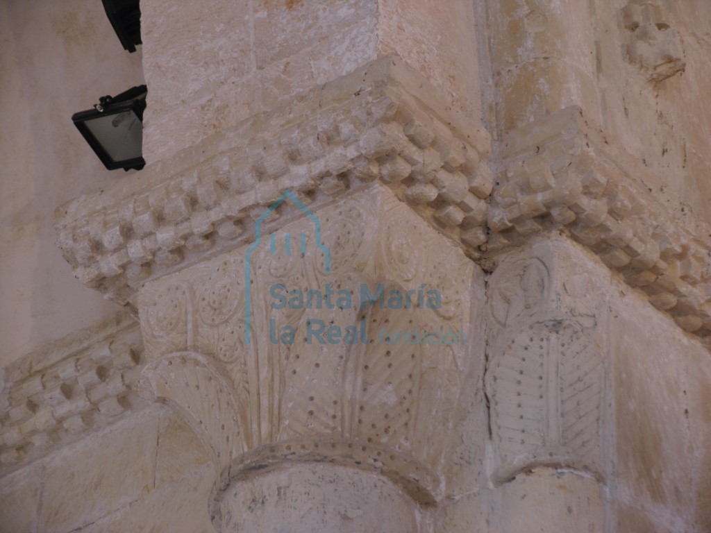 Detalle del capitel de la columna adosada, y el capitel de la semicolumna en esquina. Imposta taqueada.