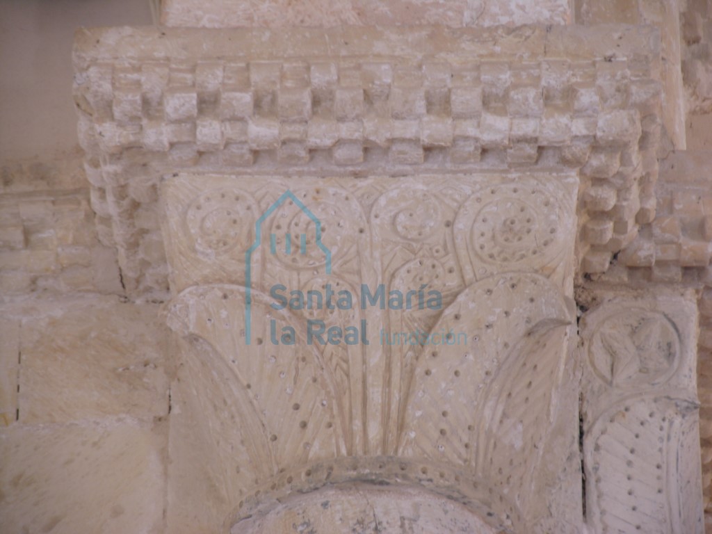 Detalle del capitel de la columna adosada, y el capitel de la semicolumna en esquina. Imposta taqueada.