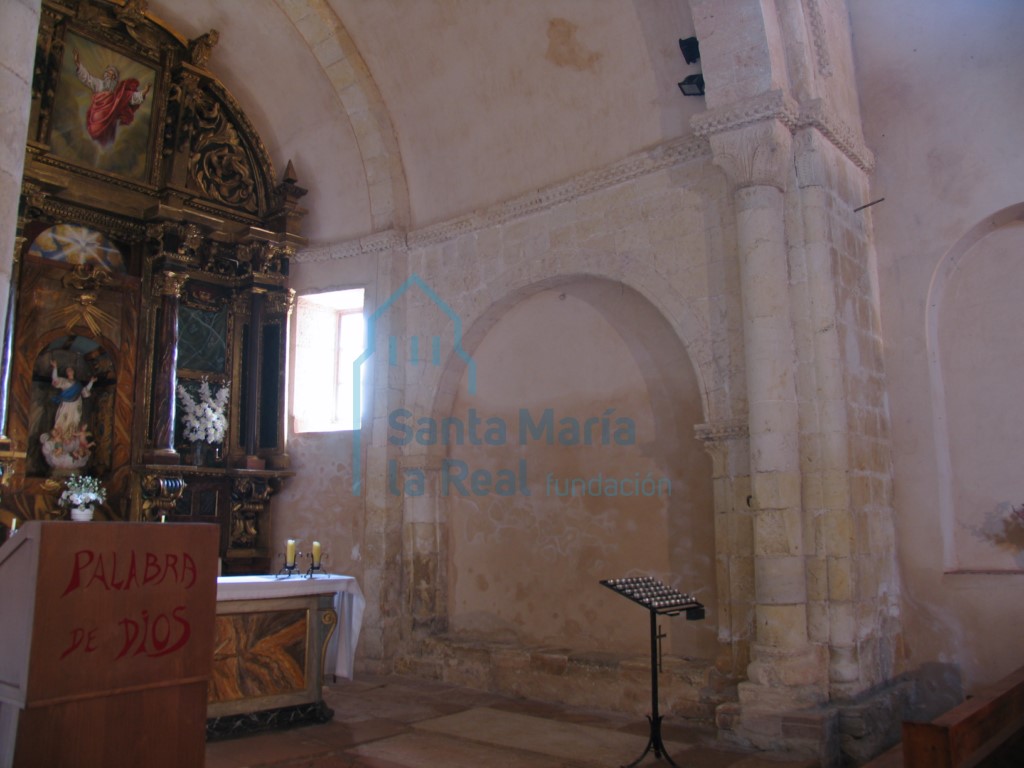 Vista de un arco ciego del prebisterio