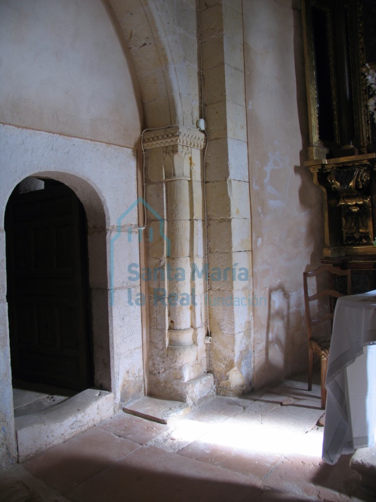Detalle del arco del presbiterio en el interior de la cabecera