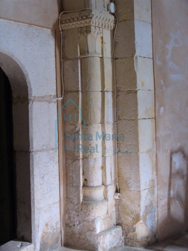 Detalle de la semicolumna acodillada del arco del presbiterio