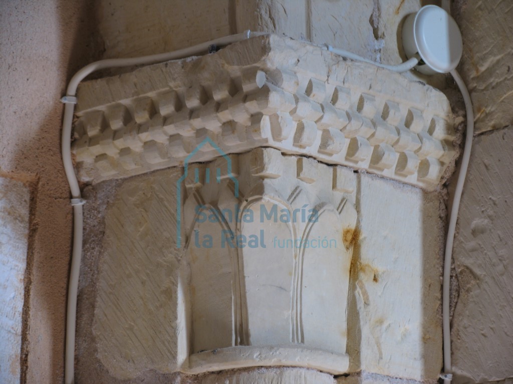 Capitel del arco del presbiterio, detalle de la imposta taqueada