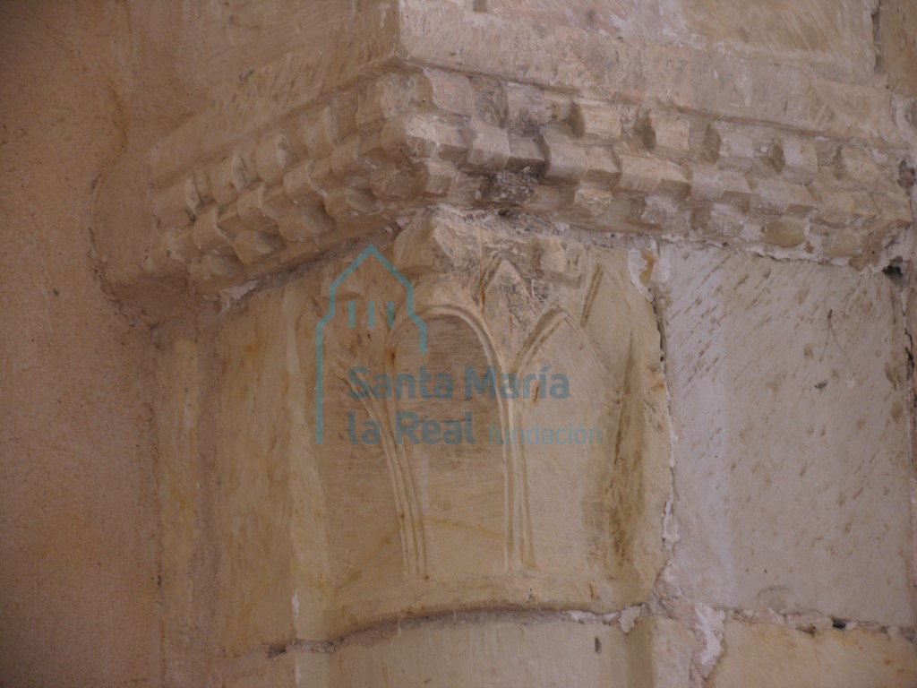 Capitel del arco del presbiterio, detalle de la imposta taqueada