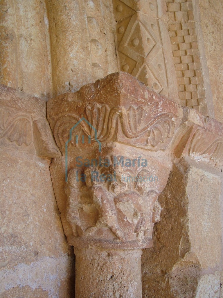 Capitel con tres figuras humanas en la portada