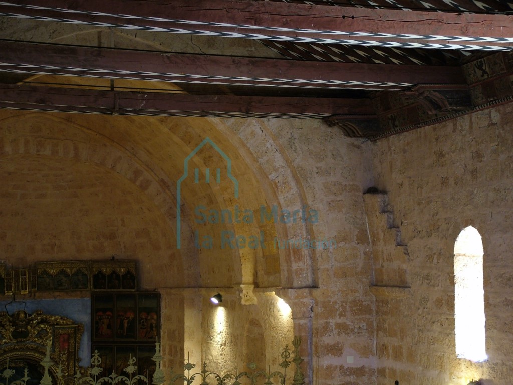 Vista del muro meridional desde el interior de la nave