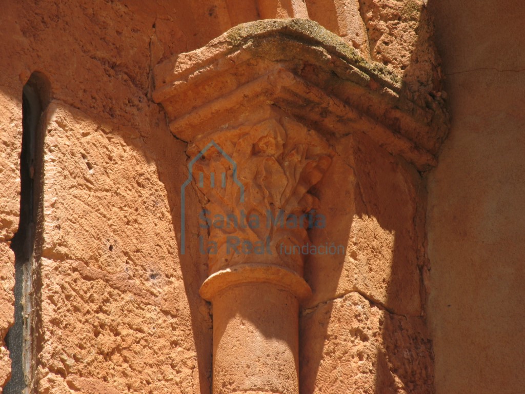 Capitel de la ventana del ábside