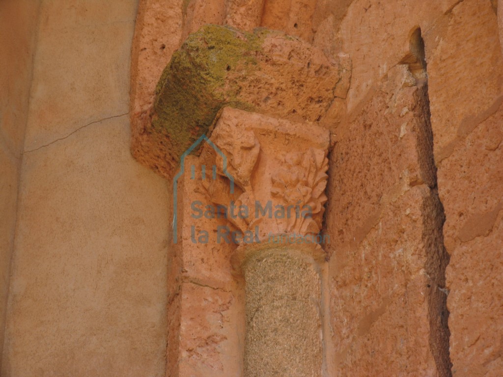 Capitel de la ventana del ábside