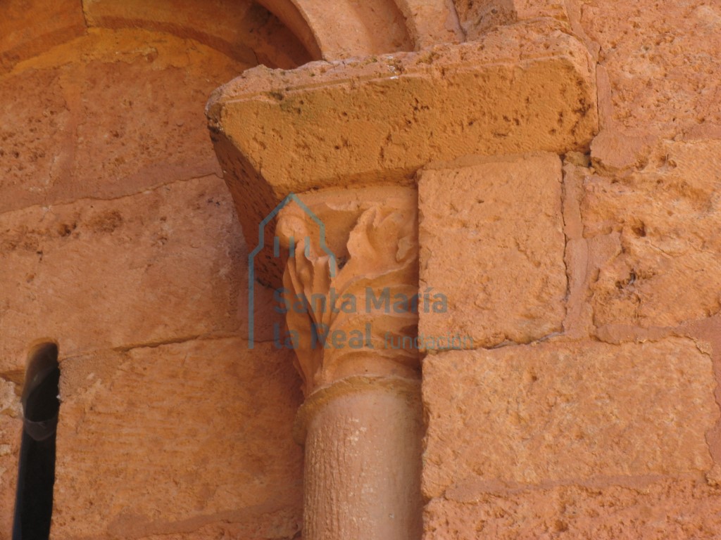 Capitel de la ventana del ábside