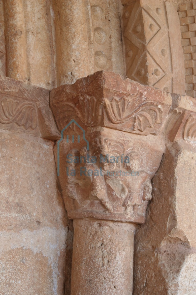 Capitel con tres figuras humanas en la portada Capitel con tres figuras humanas en la portada