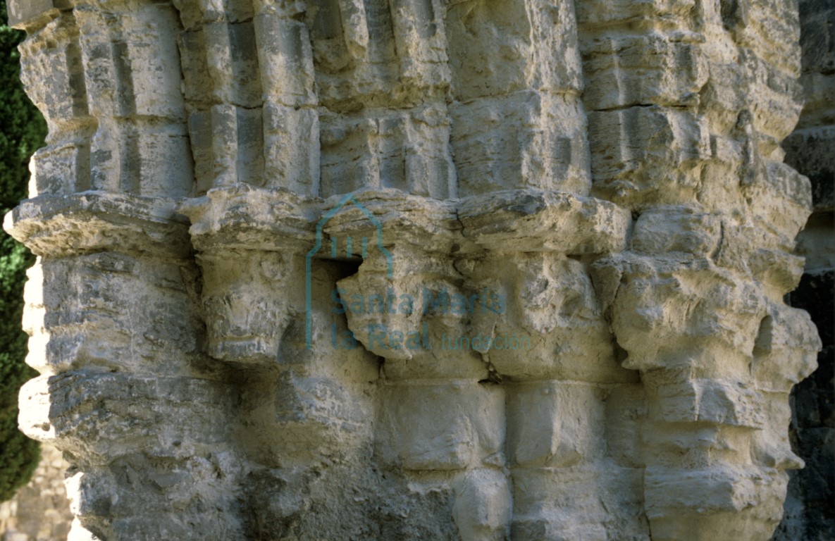 Capiteles del lado derecho de la portada sur, antes de la restauración de 1998
