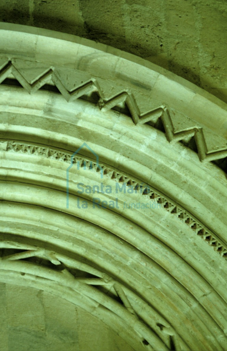 Detalle de las arquivoltas de la portada en el Museo Diocesano y Catedralicio
