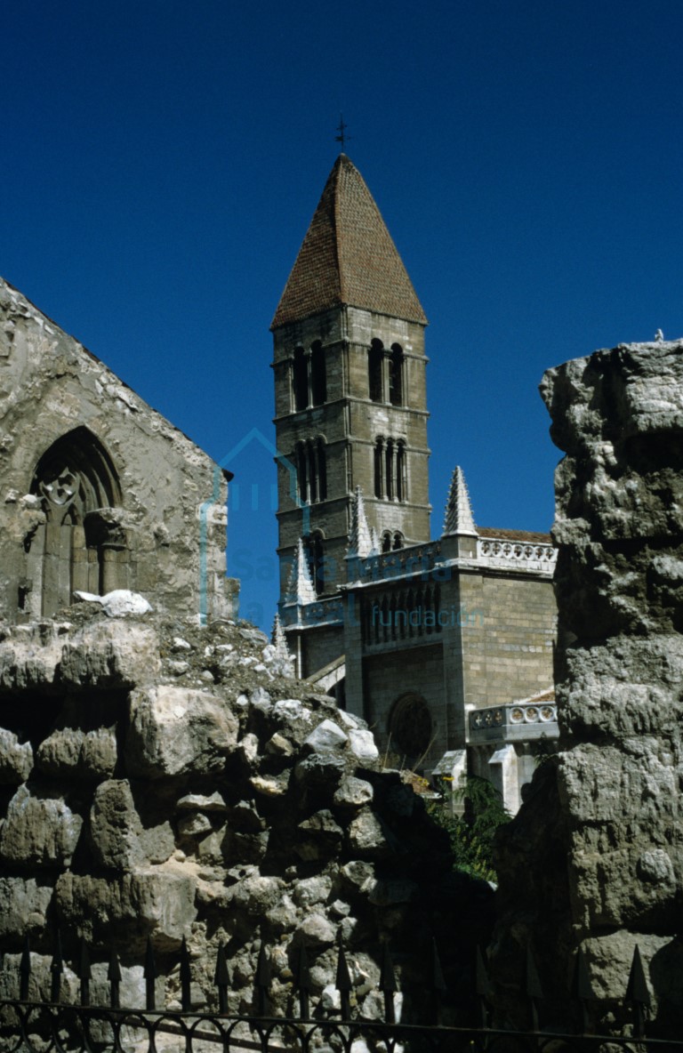 Vista de la torre desde la Colegiata de Santa María la Mayor