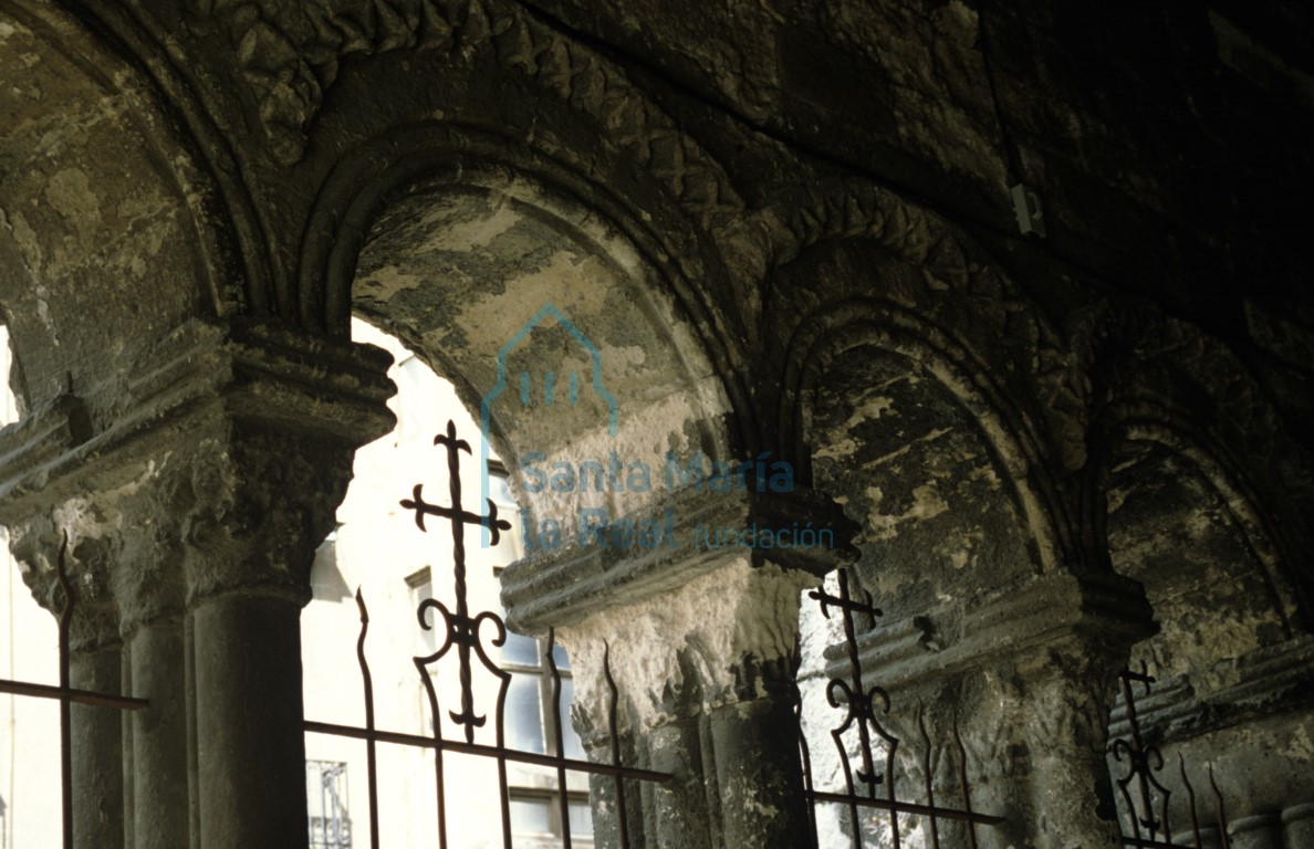 Detalle de la arquería del pórtico Detalle de la arquería del pórtico