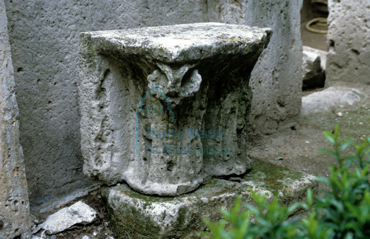 Capitel doble descontextualizado en el atrio del Museo Nacional de Escultura