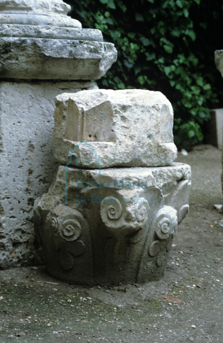 Capitel descontextualizado en el atrio del Museo Nacional de Escultura