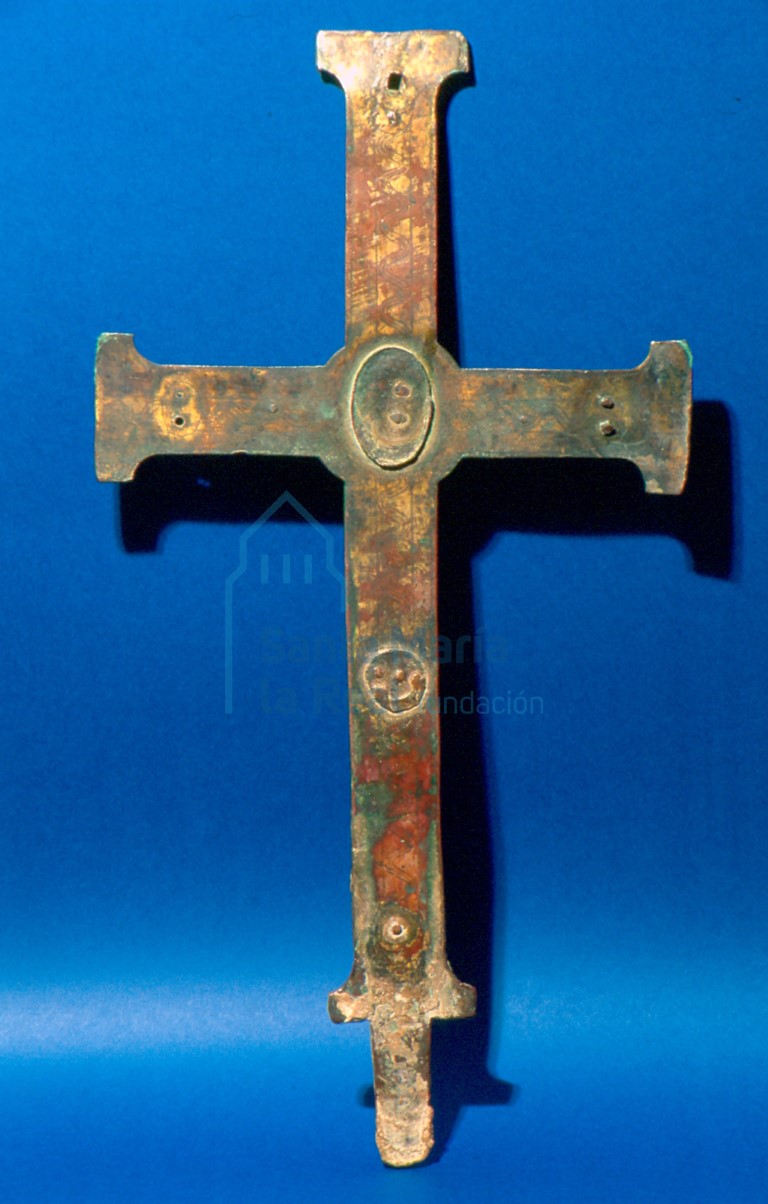 Reverso de una cruz procesional potenzada (inv. 808), decorado con una incisión ondulante y huellas de cabujones para ornamentación o reliquias