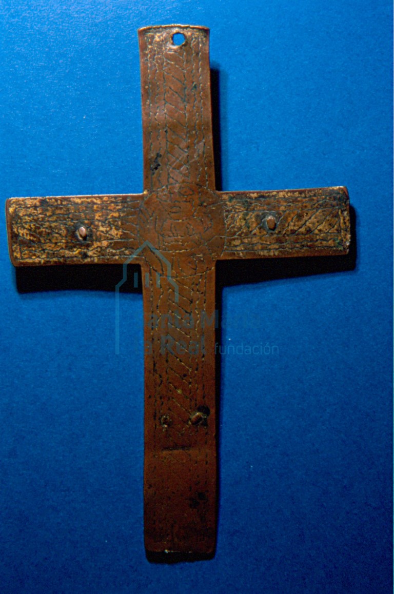 Reverso de un Crucifijo (inv. 4671), con decoración sogueada y en el crucero una tosca representación que probablemente quiera figurar un Pantocrátor