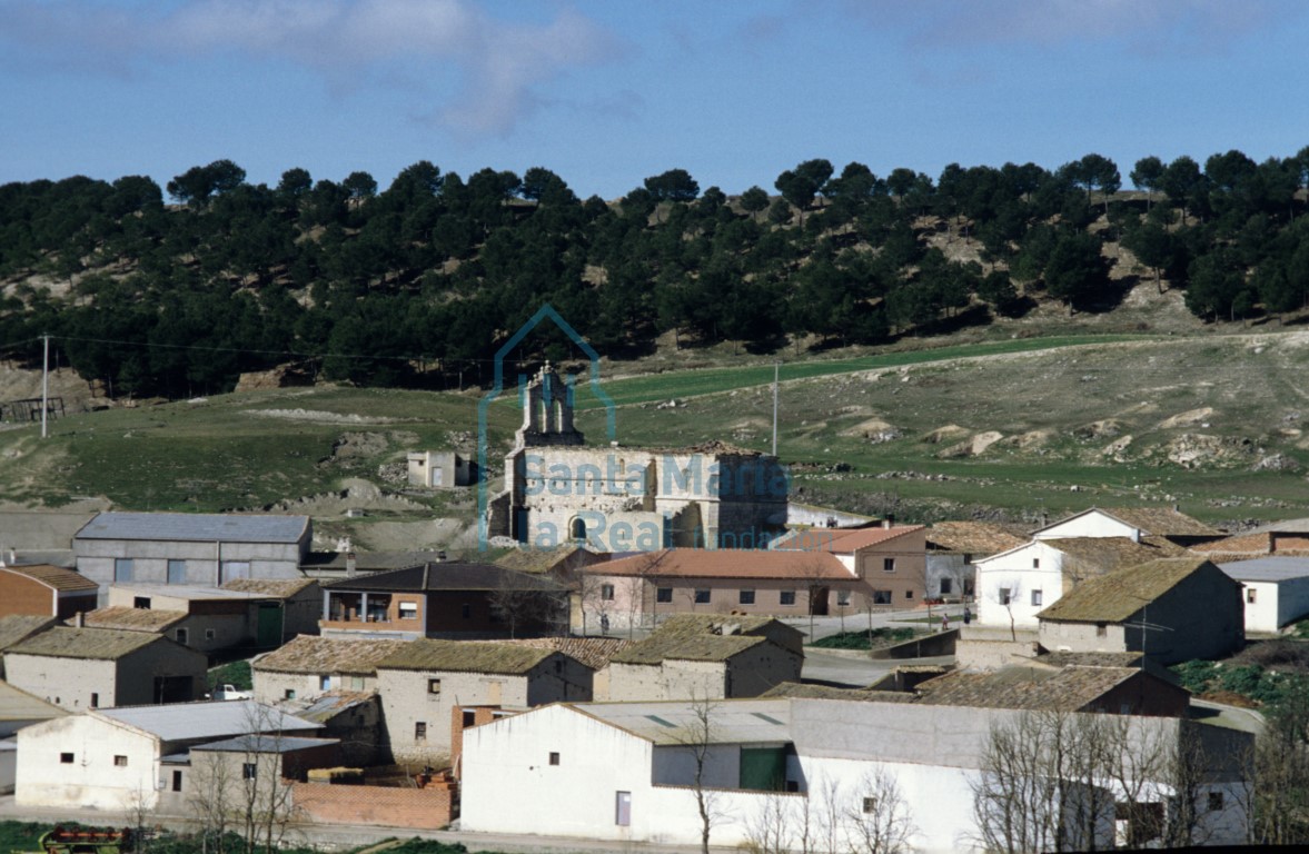 Vista general del pueblo con la iglesia