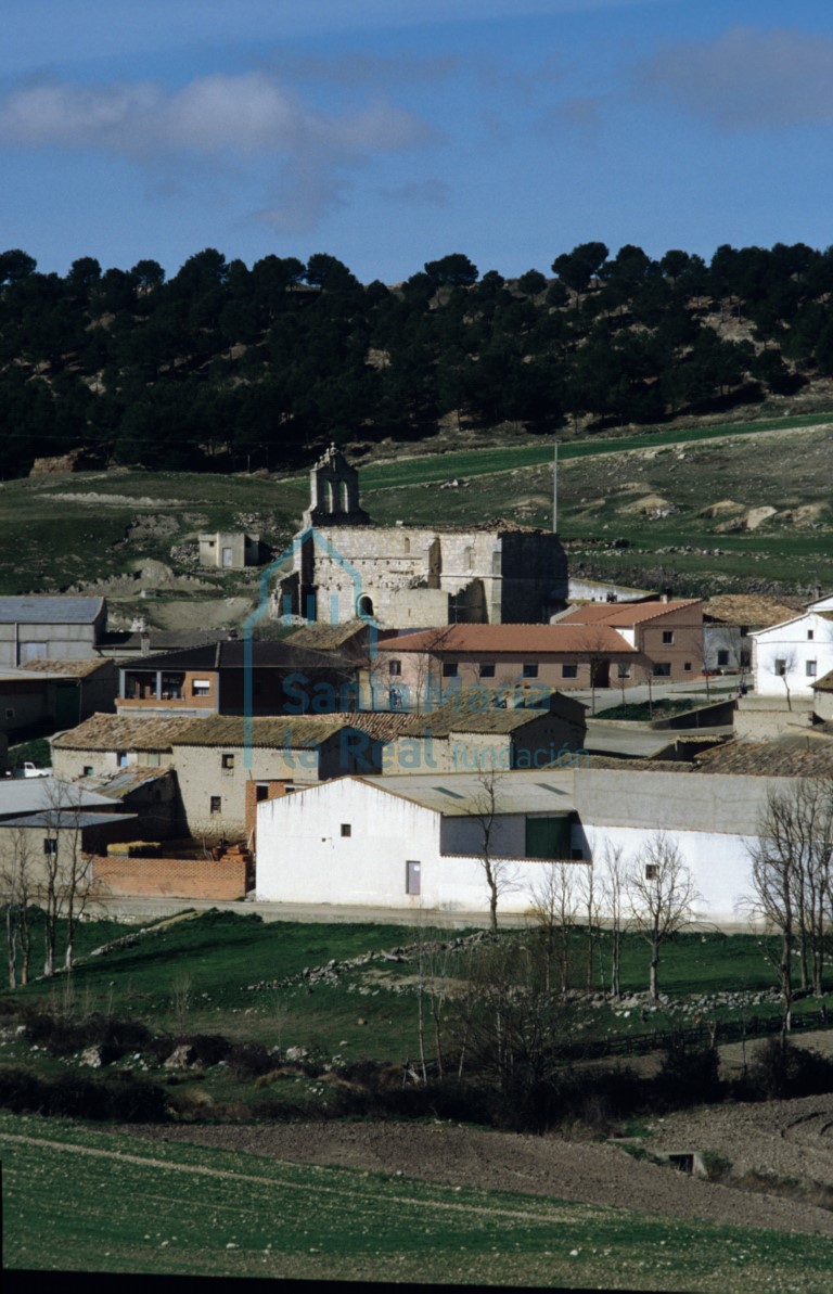 Vista general del pueblo con la iglesia