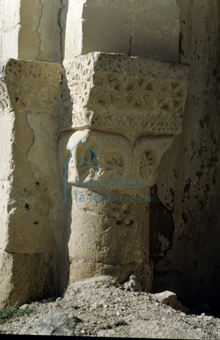 Capitel del lado izquierdo de la portada meridional. Cuatro cuadrúpedos que pudieran ser toros o leones, afrontados por parejas