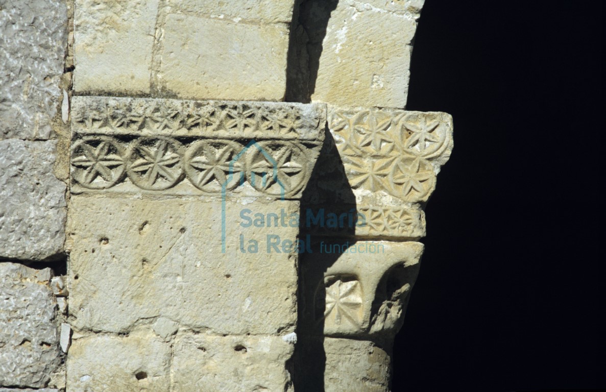 Detalle del lado izquierdo de la portada meridional