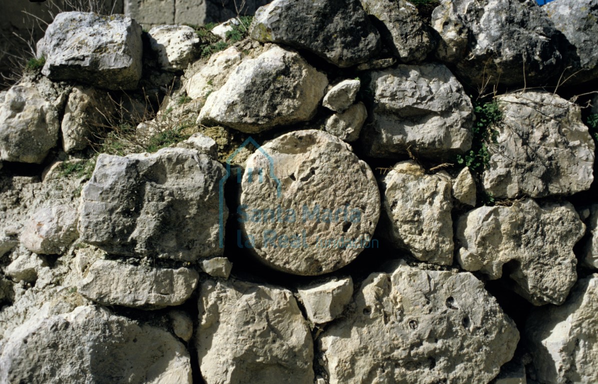 Resto de fuste de columna empotrado en el muro del atrio