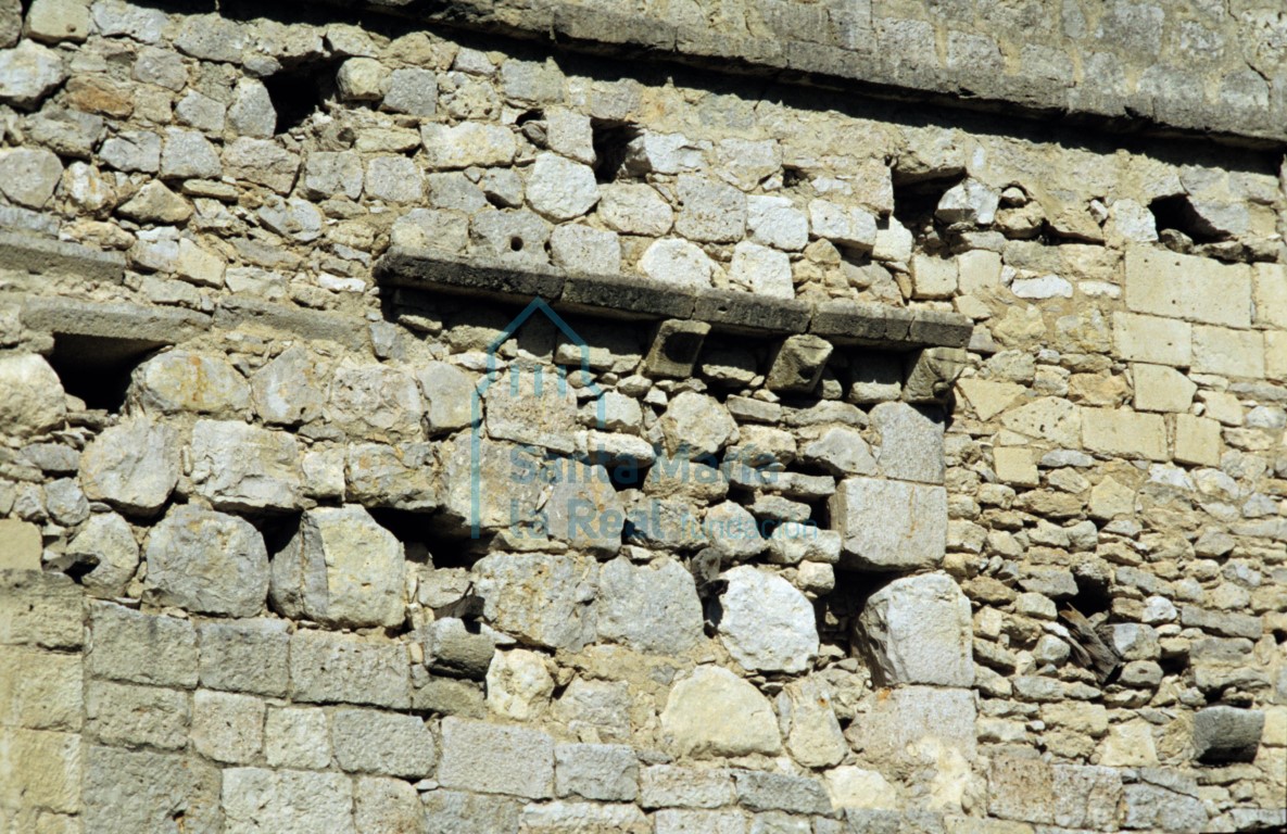 Canecillos en un fragmento de cornisa en el muro sur