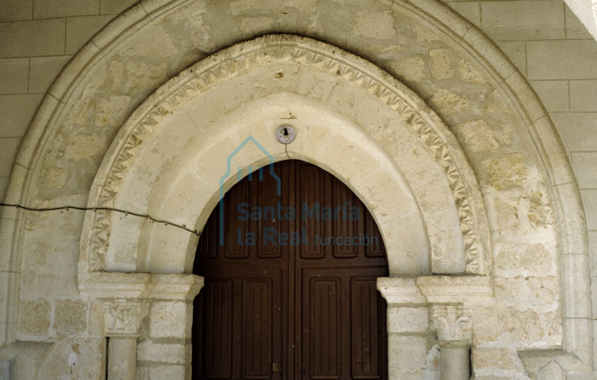 Arco de ingreso, arquivolta y chambrana de la portada meridional