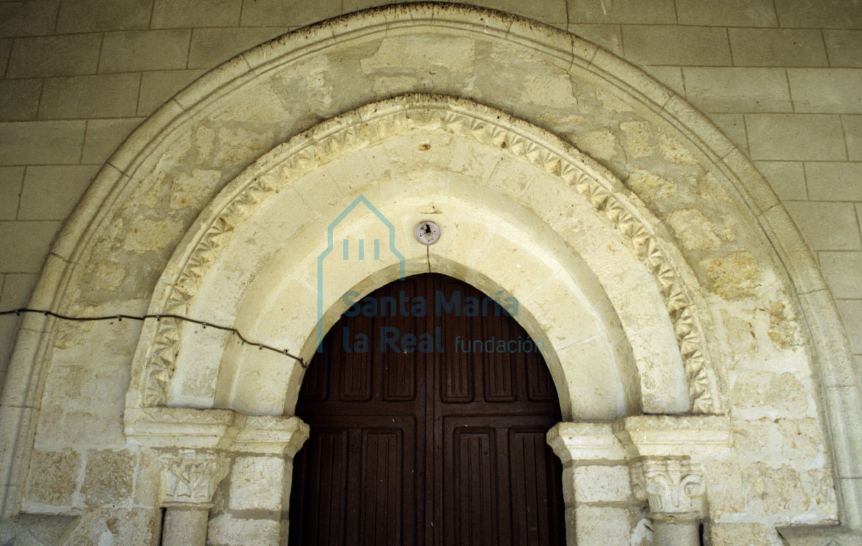 Arco de ingreso, arquivolta y chambrana de la portada meridional