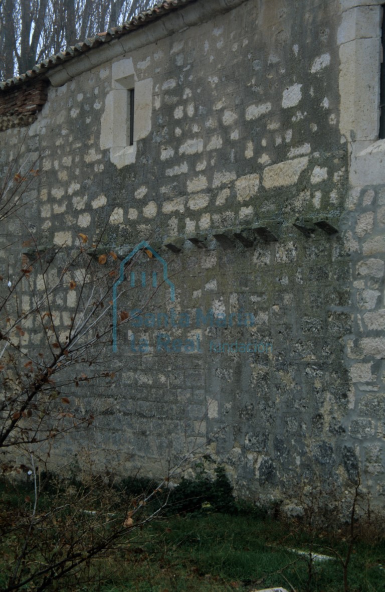 Canecillos en el muro norte