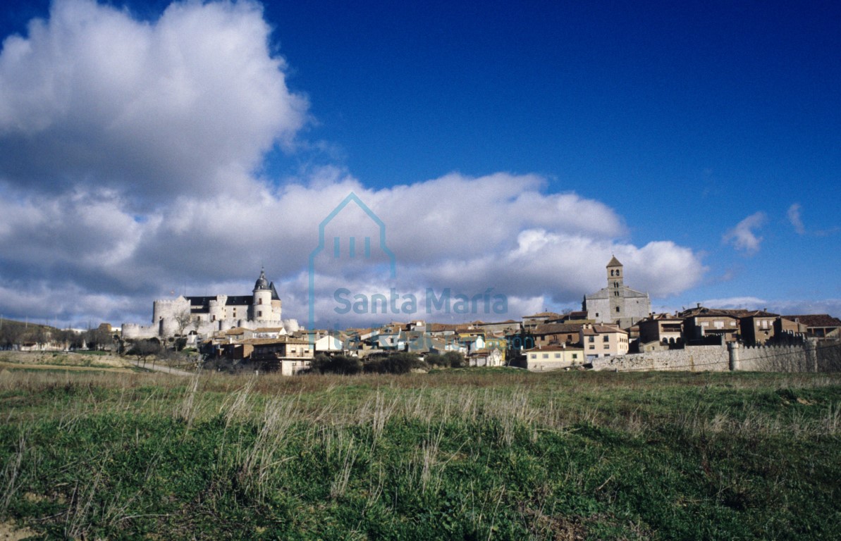 Vista general del pueblo con el castillo, la iglesia de El Salvador y la muralla