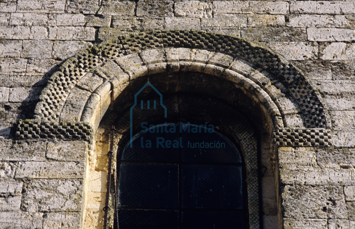 Detalle de la ventana del primer cuerpo de la torre