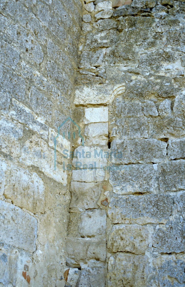Detalle de la unión del semicírculo del ábside con la capilla del lado del evangelio, visto desde el exterior Detalle de la unión del semicírculo del ábside con la capilla del lado del evangelio, visto desde el exterior