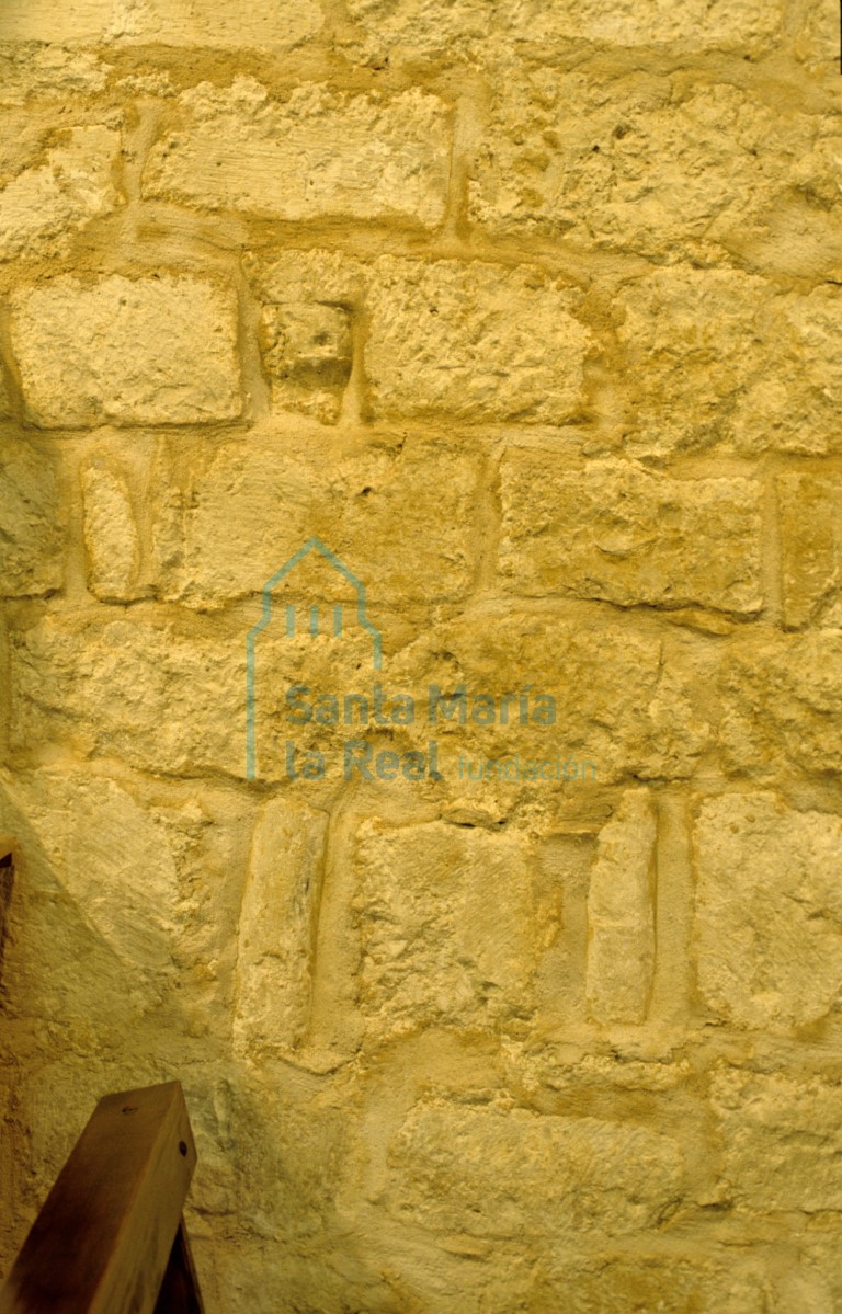 Detalle del interior del muro del lado del evangelio