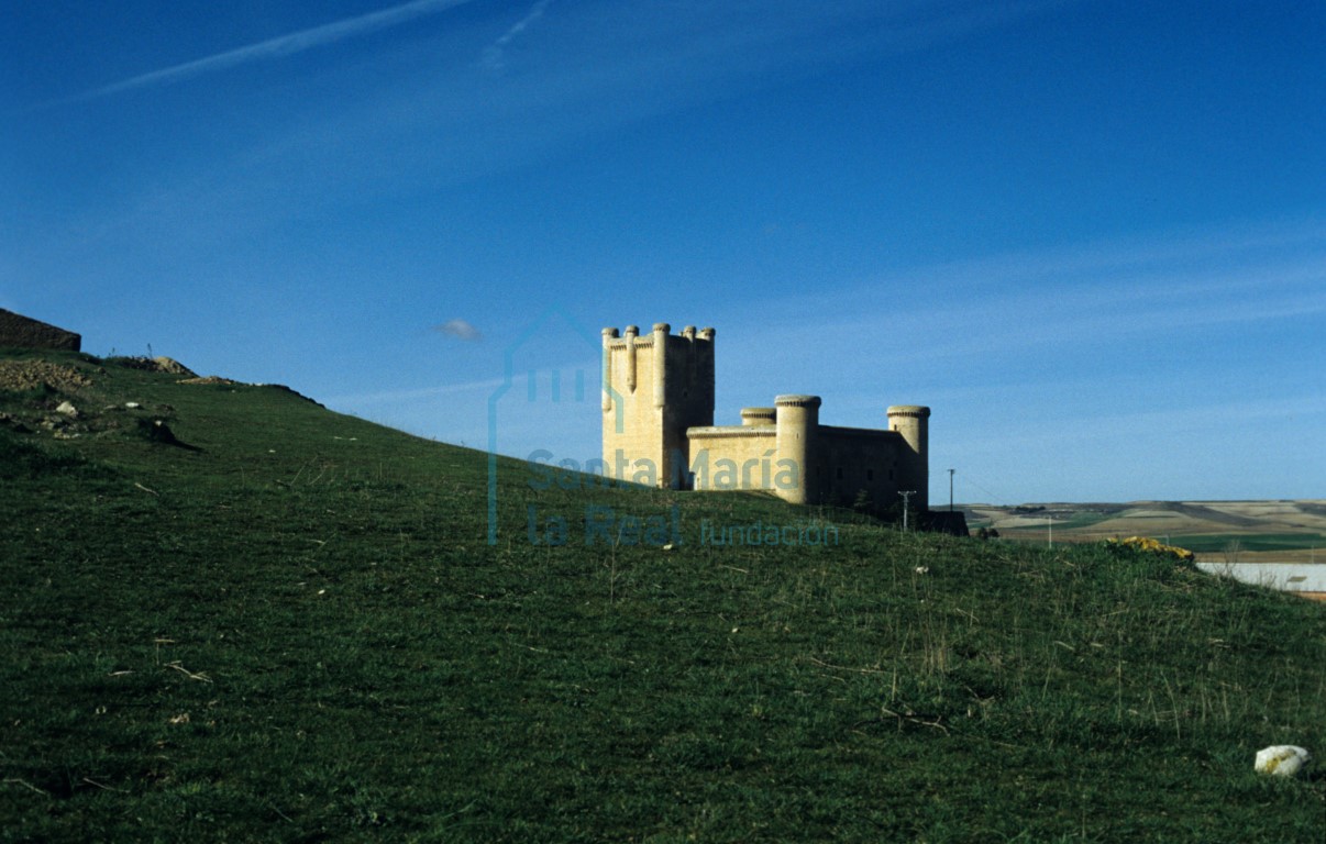Vista general del castillo desde el este