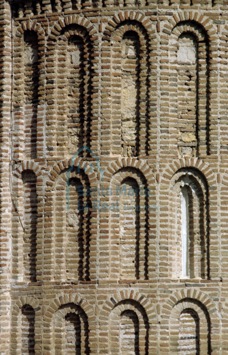 Arquerías ciegas del tramo recto del lado de la epístola del exterior del ábside