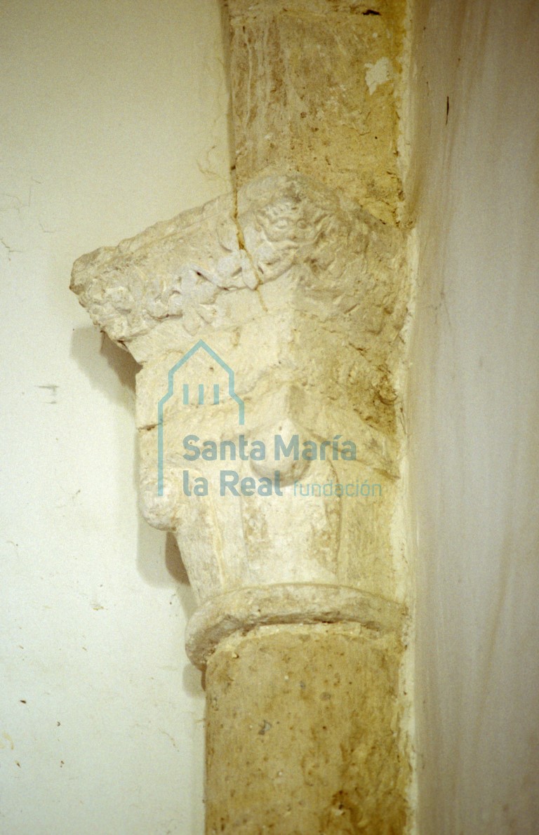 Capitel del interior de la cabecera. Motivos vegetales: acantos rematados en frutos esféricos Capitel del interior de la cabecera. Motivos vegetales: acantos rematados en frutos esféricos