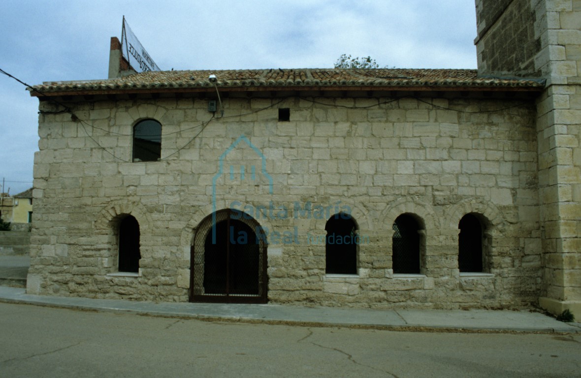 Pórtico en la fachada meridional