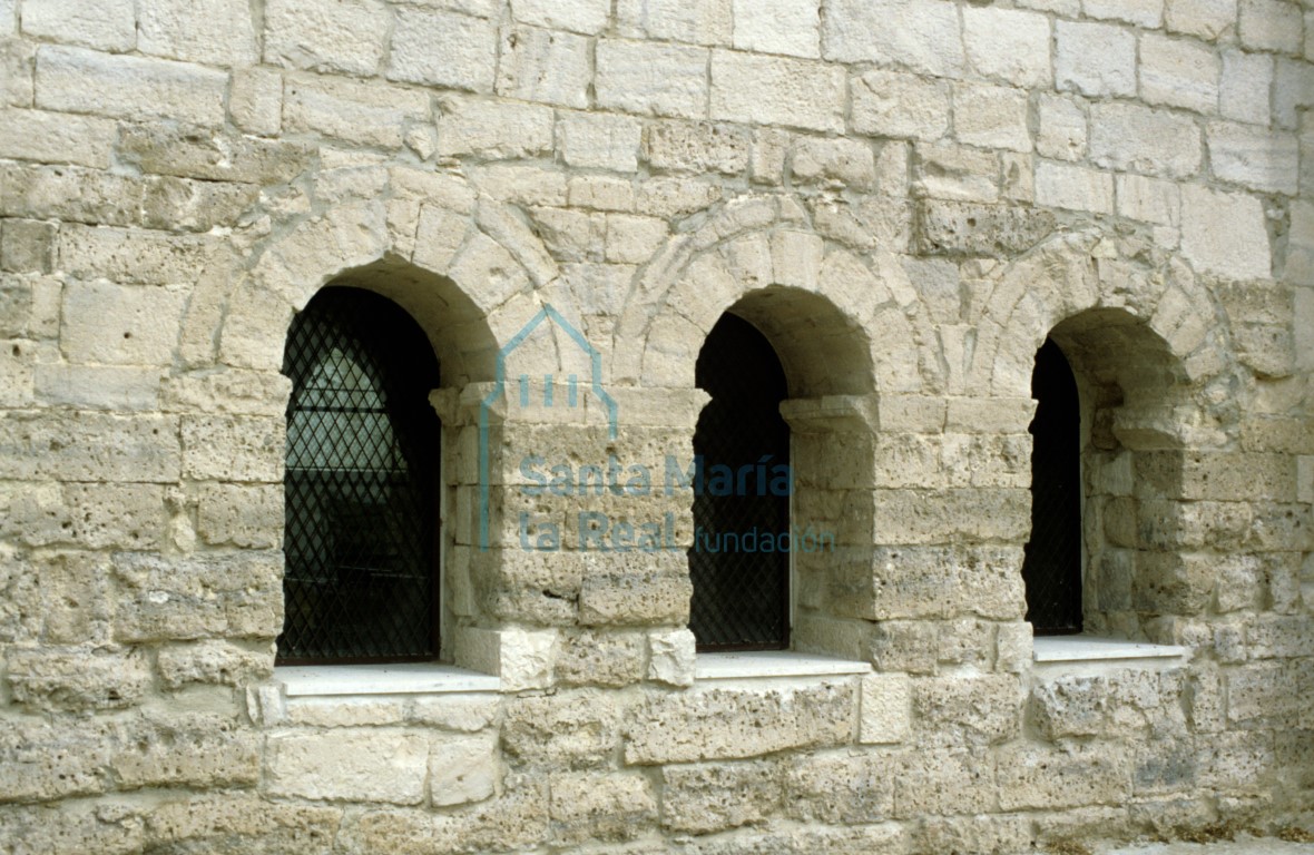 Ventanales del pórtico en la fachada meridional