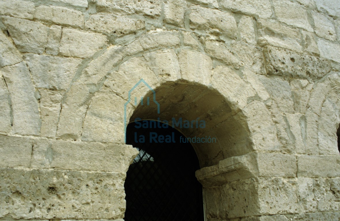 Arco de uno de los ventanales del pórtico en la fachada meridional