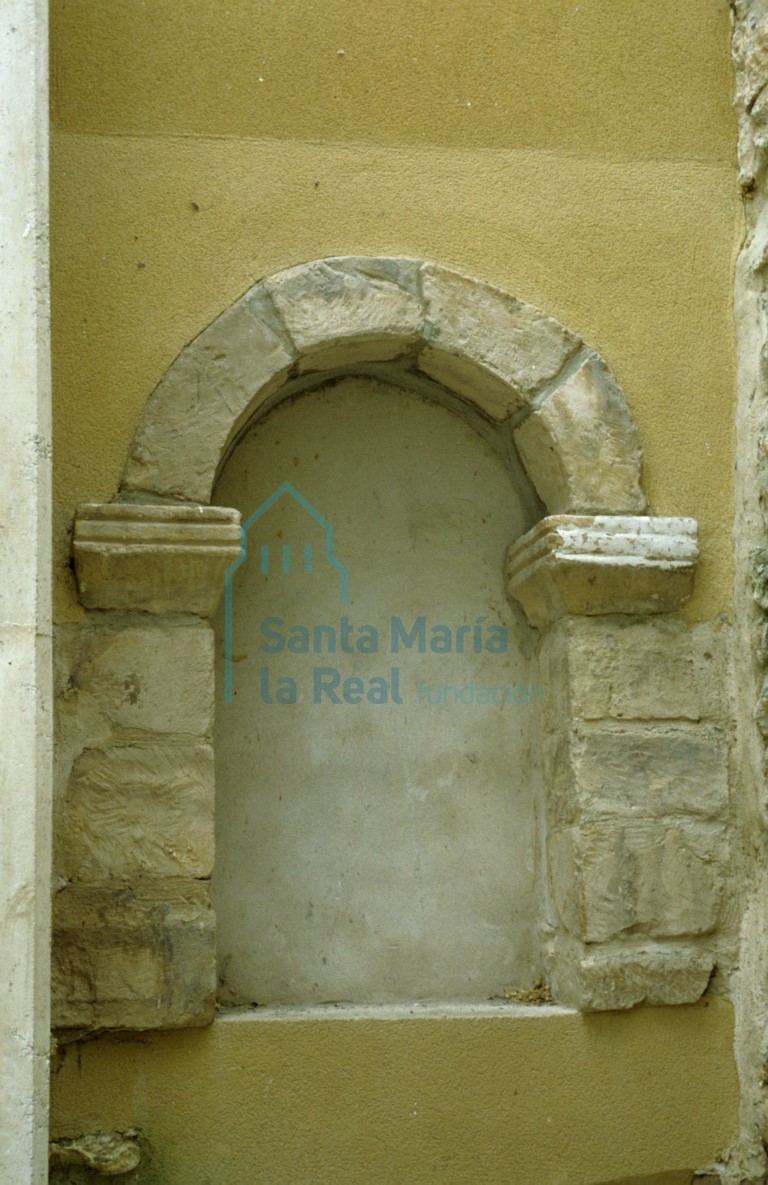 Puerta cegada en el muro norte