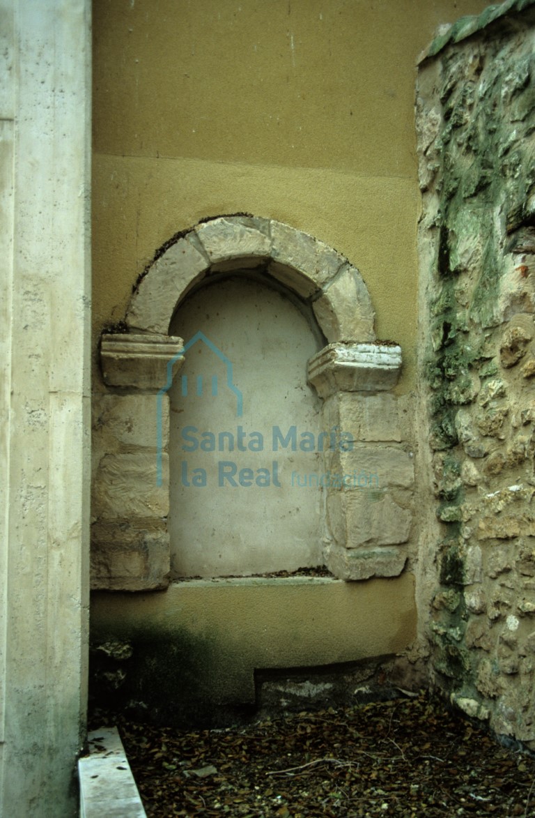 Puerta cegada en el muro norte